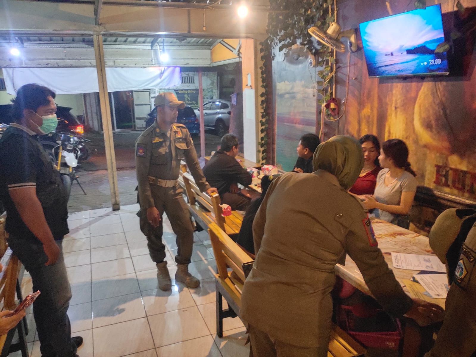 Langgar Perda, 6 Pramusaji dan Puluhan Botol Miras di Kafe GKB Diamankan Satpol PP Gresik