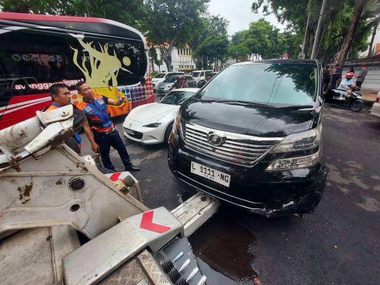 Kecelakaan Beruntun Enam Kendaraan di Jalan Darmo, Vellfire Terguling