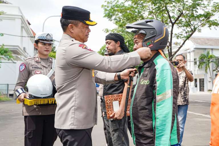 Satlantas Polrestabes Surabaya Bagikan Helm Kepada Ratusan Driver Ojol