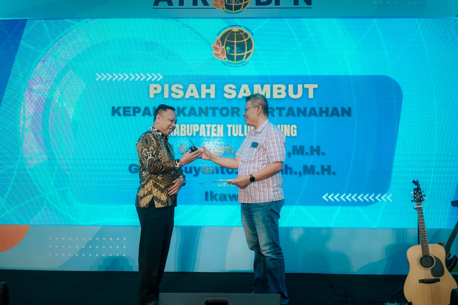 Pisah Sambut Kepala Kantah ATR/BPN Tulungagung, Ferry Saragih saat Buka Acara Pakai Handy Talky   