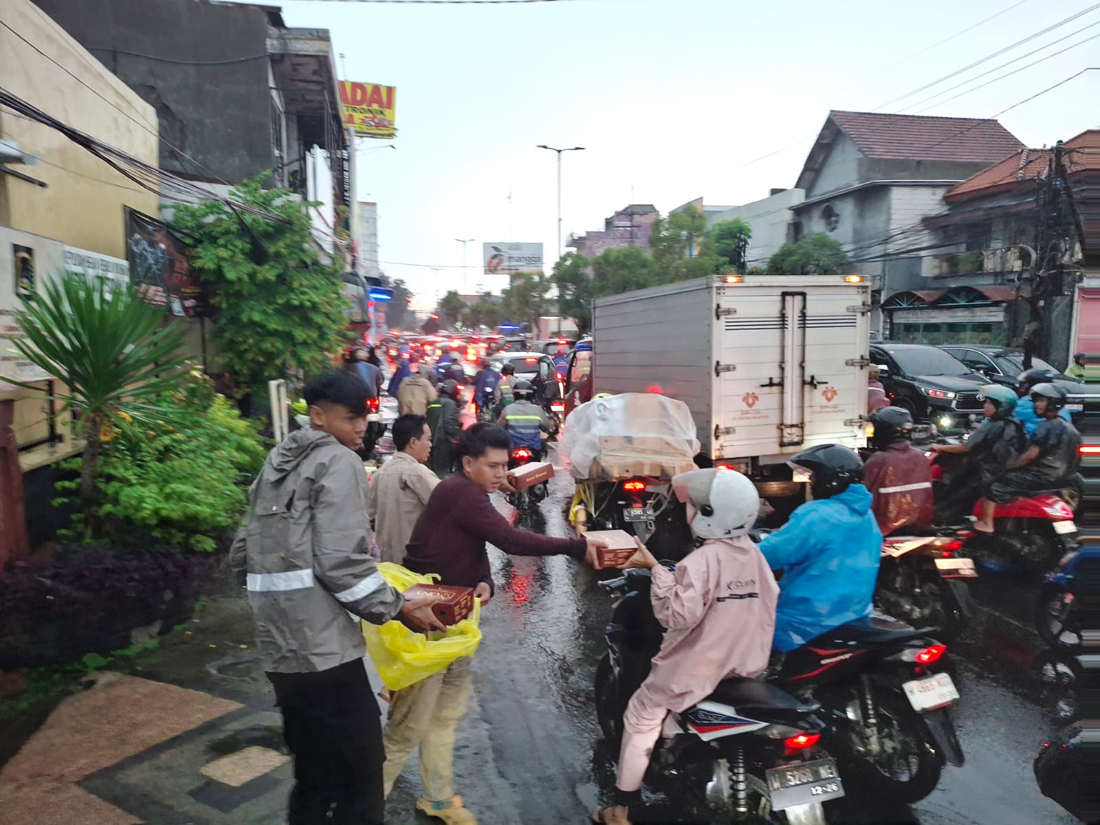 Polsek Gedangan Bagi Takjil Ramadan, Wujud Kepedulian kepada Masyarakat
