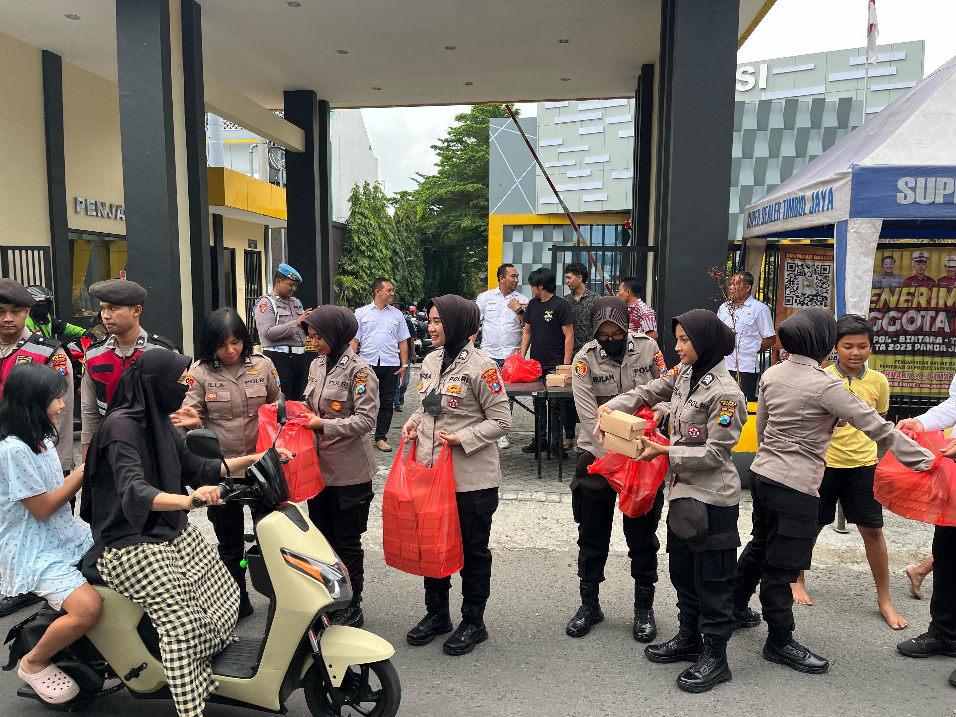 Polres Kediri Bagikan Ratusan Takjil Gratis ke Masyarakat 