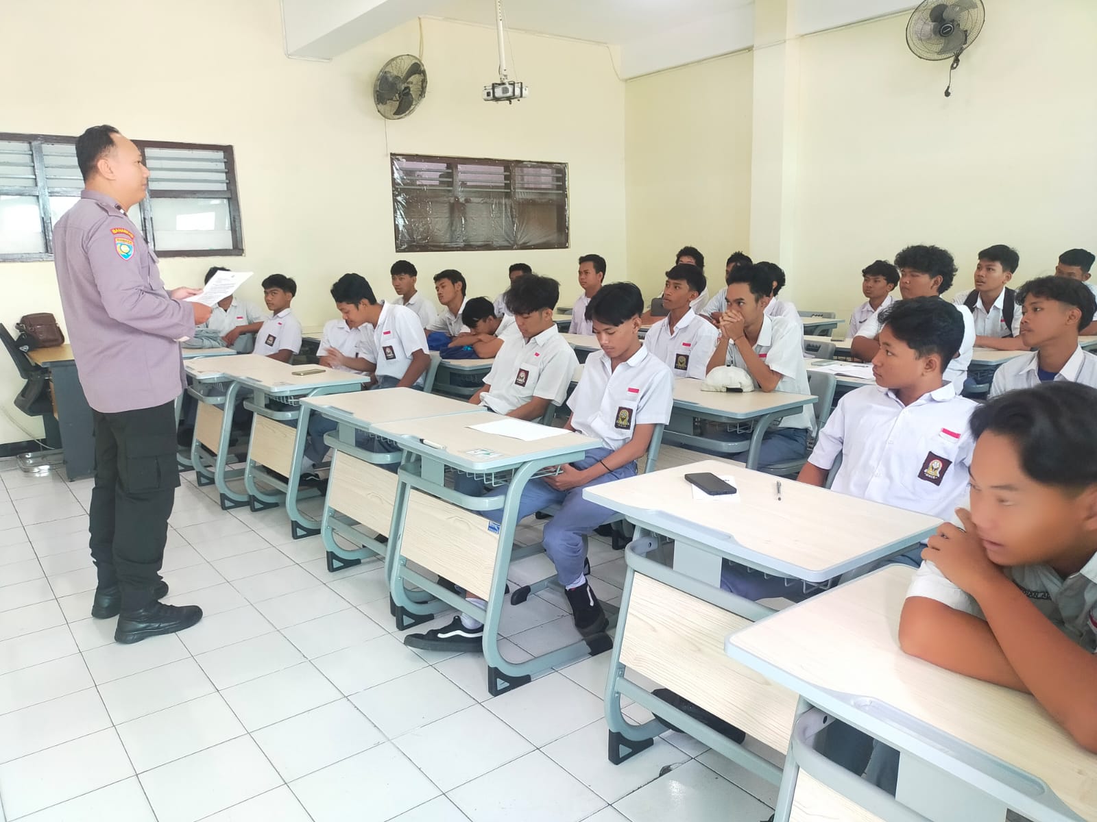 Polsek Sawahan Masuk Sekolah, Ajak Siswa SMK Antartika Jaga Kondusivitas Menjelang Akhir Tahun