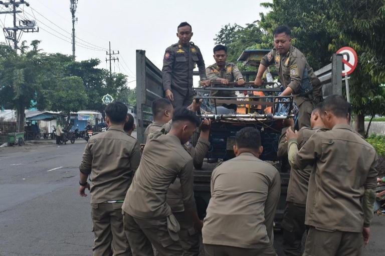 Wujudkan Kota Bersih dan Nyaman, Satpol PP Surabaya Tertibkan PKL dan Bangli