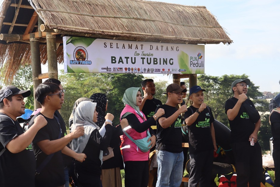 Srikandi PT PLN (Persero) UIP JBTB Turut Sukseskan Program Bersih-Bersih Sungai 8 Klutuk Batu Malang