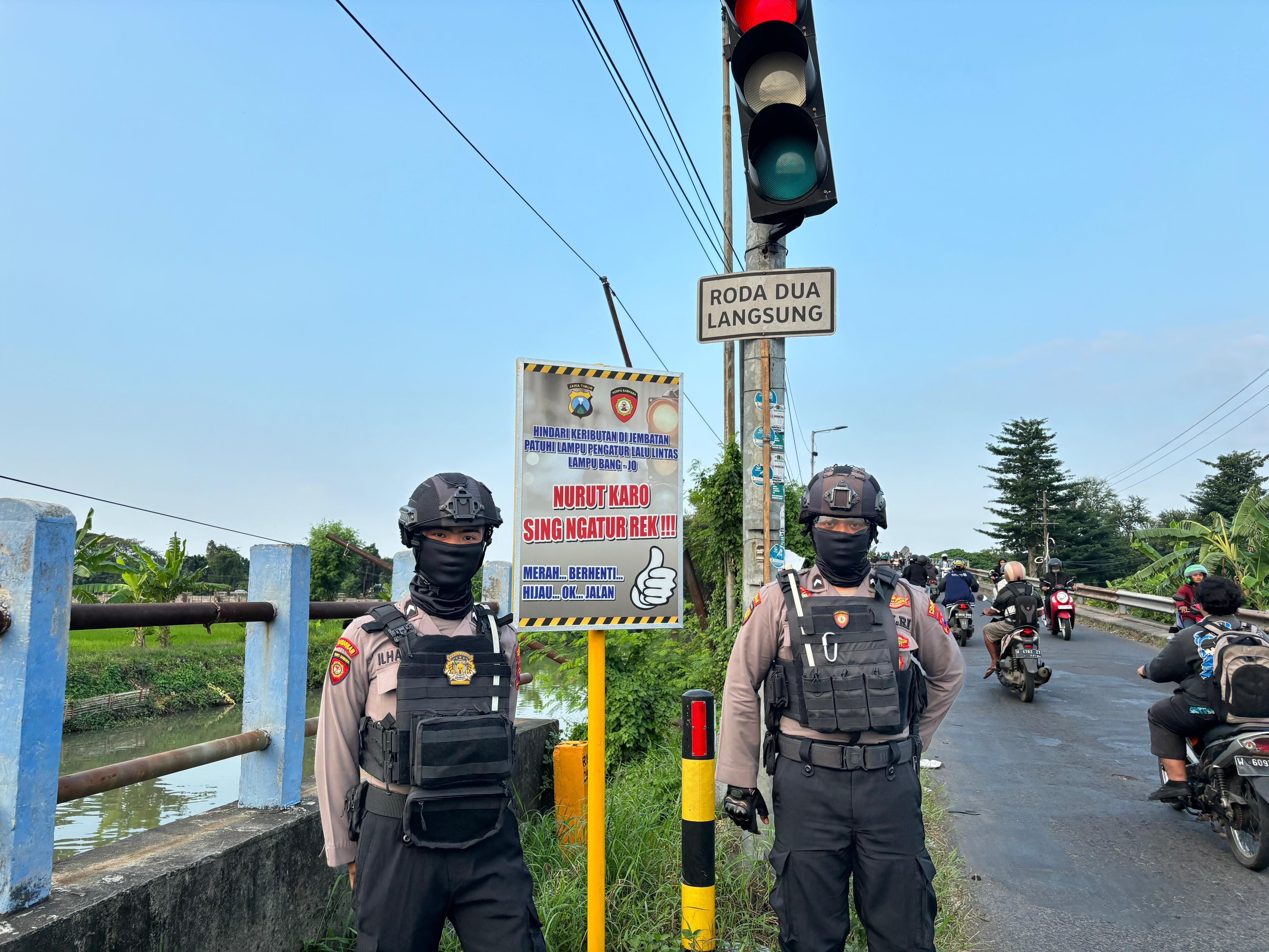 Polisi Pasang Imbauan di Flyover Jumputrejo Sukodono Antisipasi Kepadatan Lalu Lintas