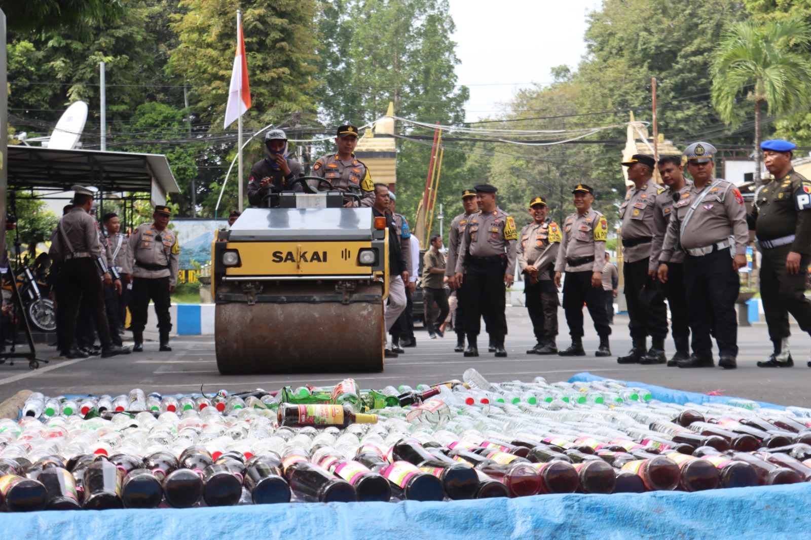 Jelang Nataru, Polres Lumajang Musnahkan Ribuan Miras dan Knalpot Brong