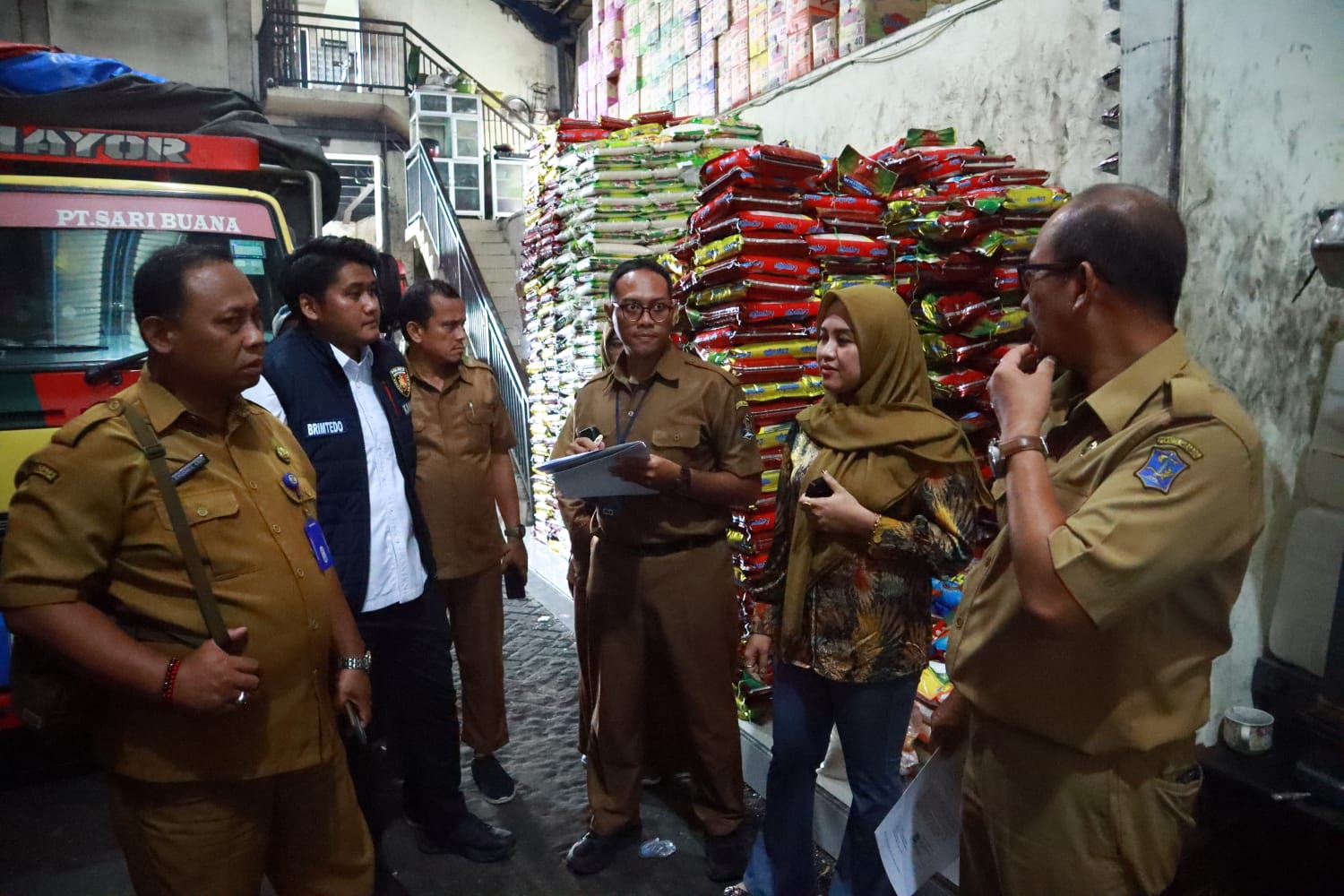Pastikan Stok Pangan Aman Jelang Nataru, Satgas Pangan Polres Tanjung Perak Operasi Pasar