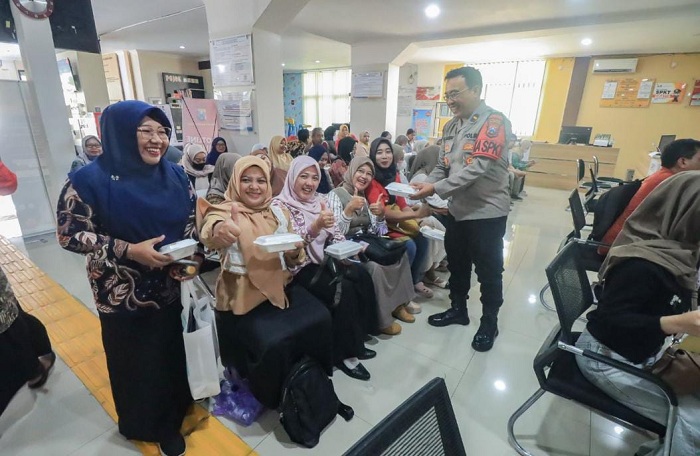 Jumat Berkah, Polres Bojonegoro Bagikan Nasi Kotak kepada Pemohon SKCK