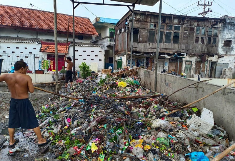 Beberapa Hari Diguyur Hujan, Surabaya Panen Puluhan Ton Sampah