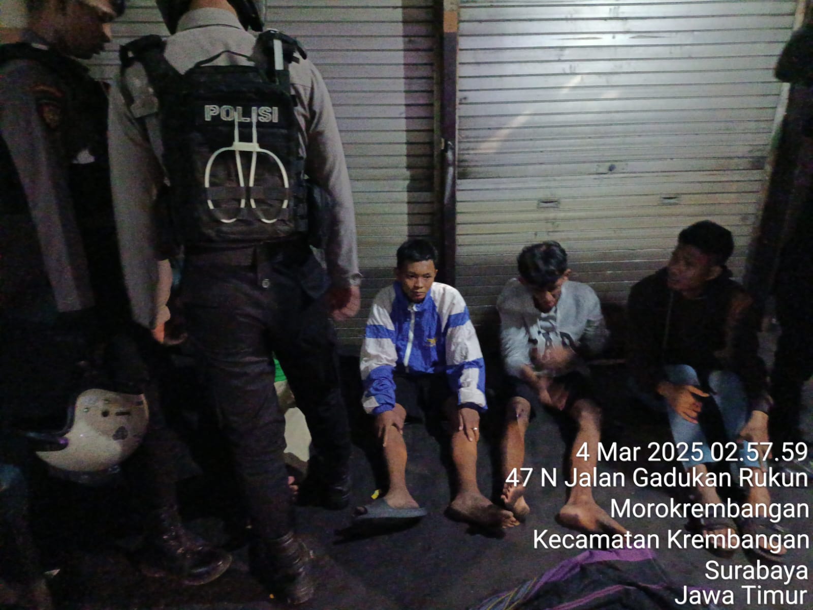 Patroli Perintis Presisi Polres Pelabuhan Tanjung Perak Gagalkan Aksi Perang Sarung, Empat Pemuda Diamankan