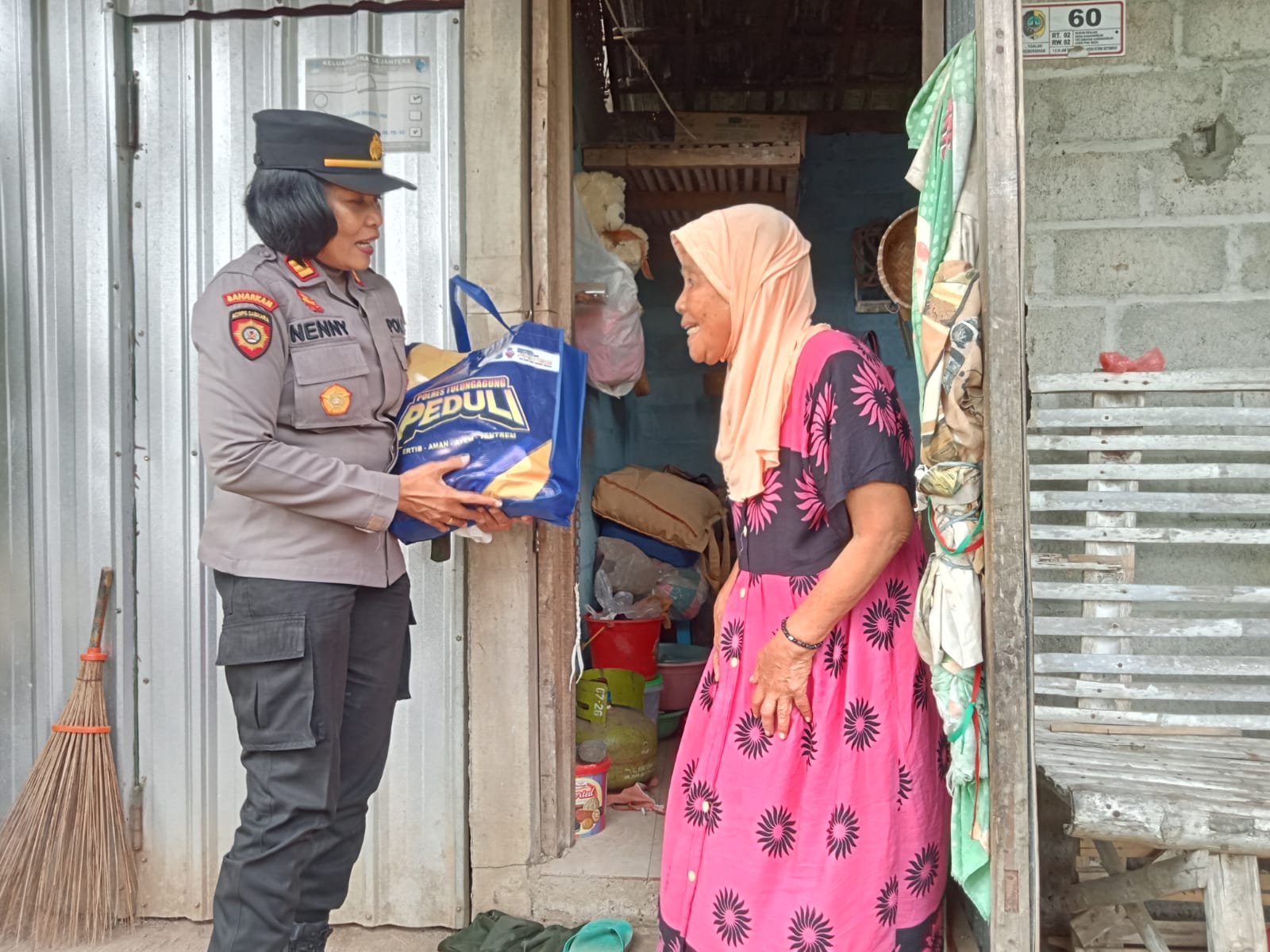 Polres Tulungagung Peduli, Berbagi Paket Sembako untuk Warga Karangrejo