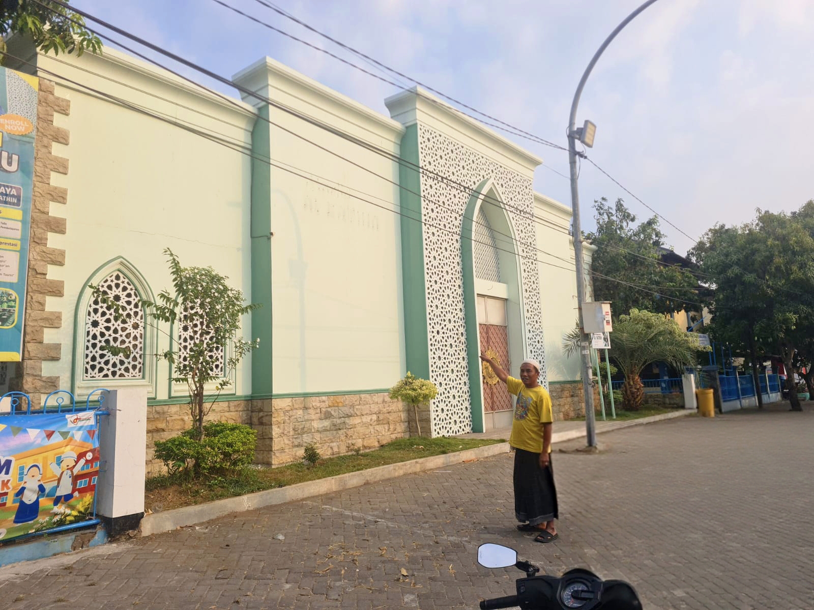 Papan Nama Masjid Al Bathin Babatan Indah Dirusak, Warga Lapor Polisi