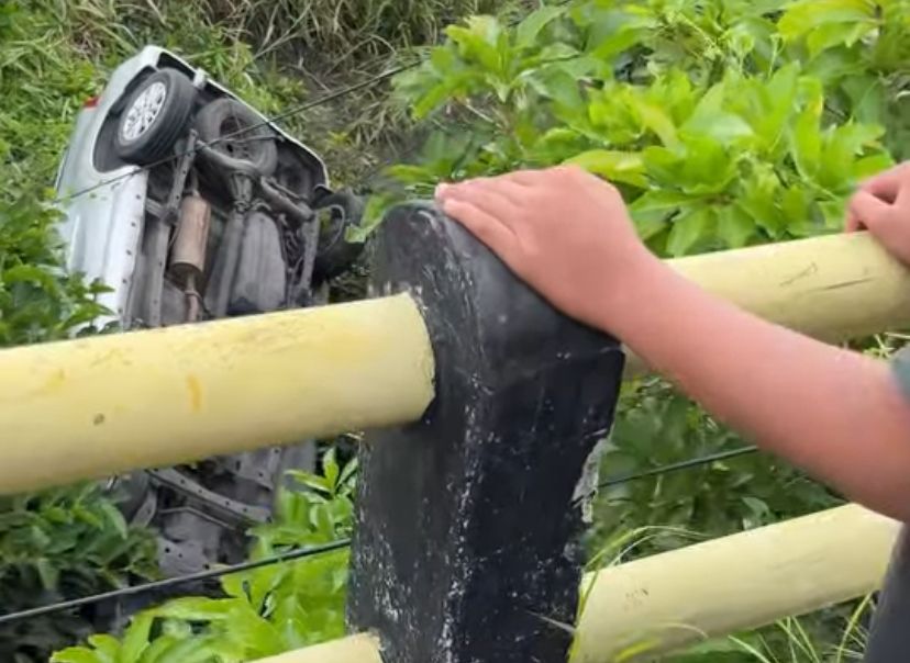 Hindari Benturan dengan Motor, Daihatsu Xenia Oleng dan Jatuh dari Jembatan di Benjeng Gresik