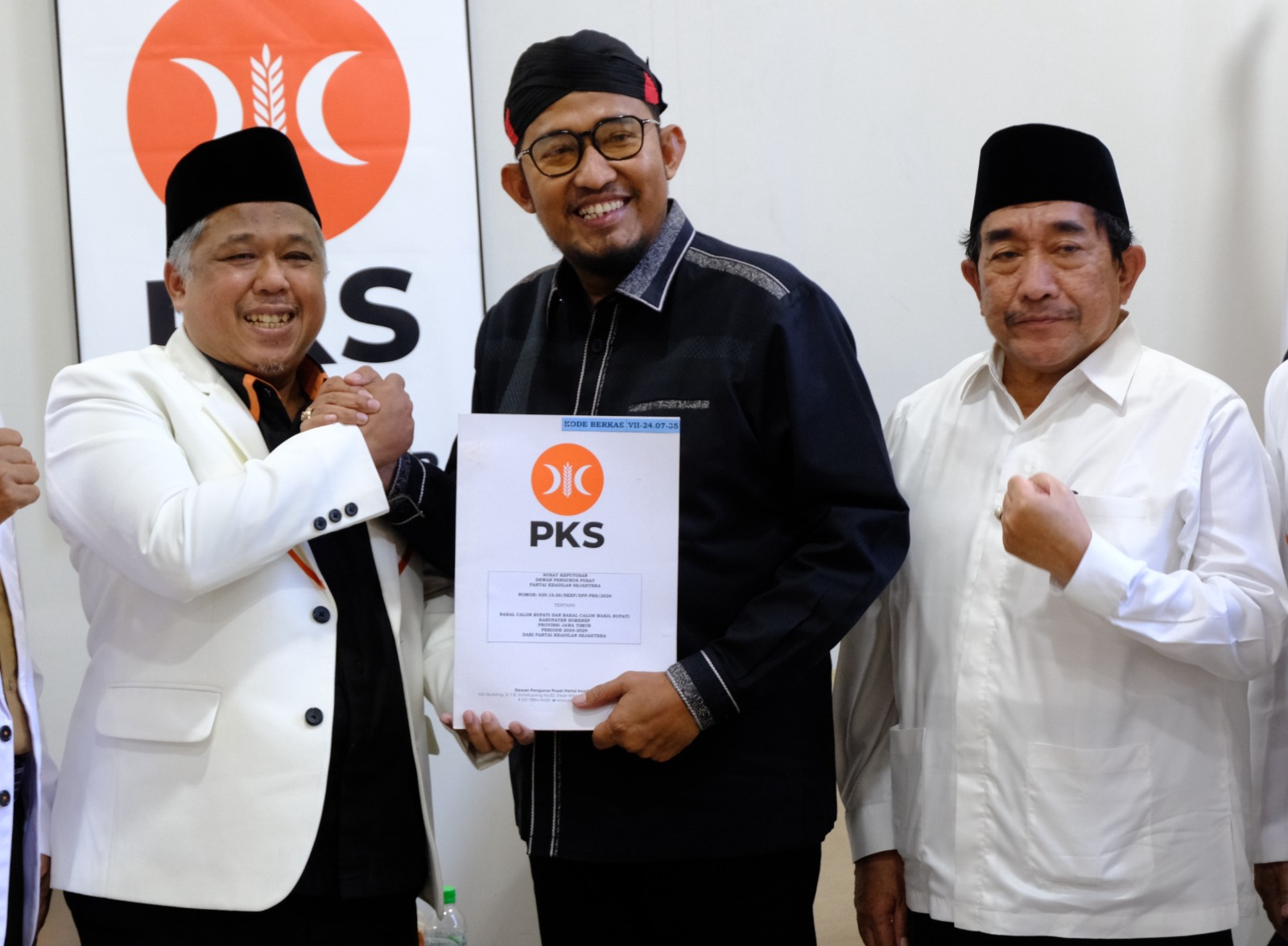 PKS Jatim Serahkan SK untuk Hari Wuryanto dan Ahmad Fauzi Maju Pilkada 