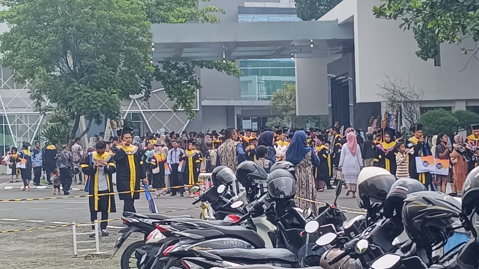 Sinergi Polsek Mulyorejo dan Babinsa Amankan Wisuda Universitas Terbuka di Kampus C Unair