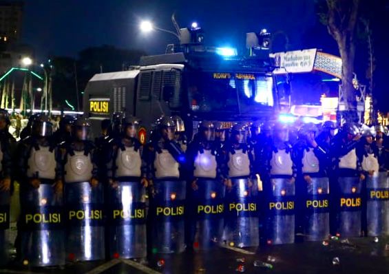 Aksi Tolak UU TNI di Surabaya Ricuh, 15 Polisi Terluka, Fasilitas Umum Rusak