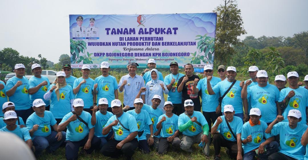 Bupati Wahono Bersama Wakil Bupati Nurul Azizah Tanam Alpukat