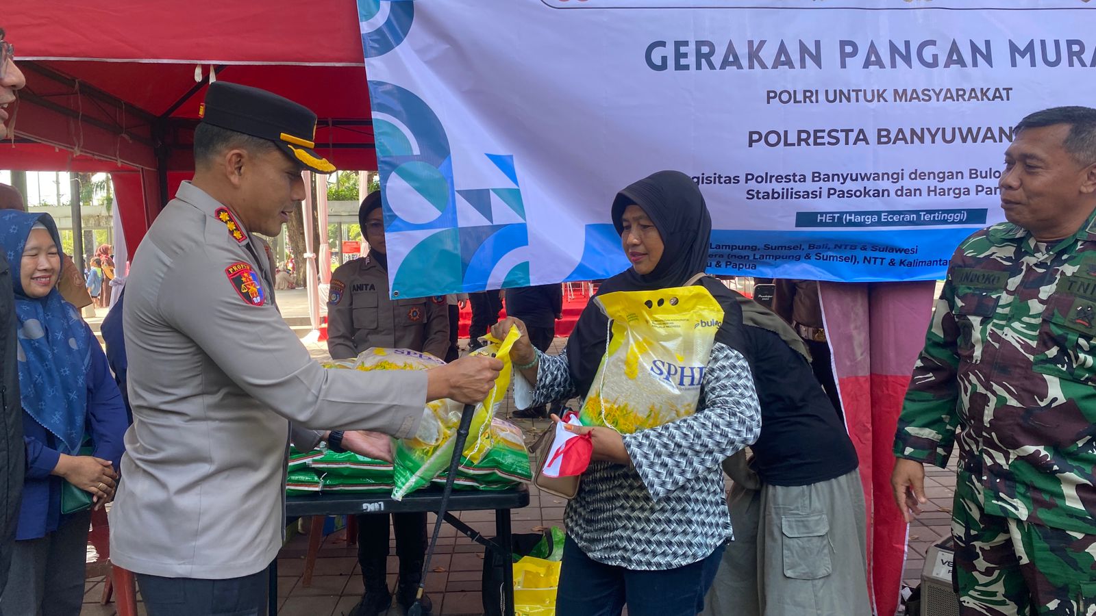 Gerakan Pangan Murah Polresta Banyuwangi Gelontor Beras SPHP dan Bendera Merah Putih