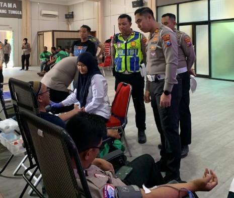 HUT Lantas, Polres Lamongan Gelar Donor Darah Ojol dan Opang