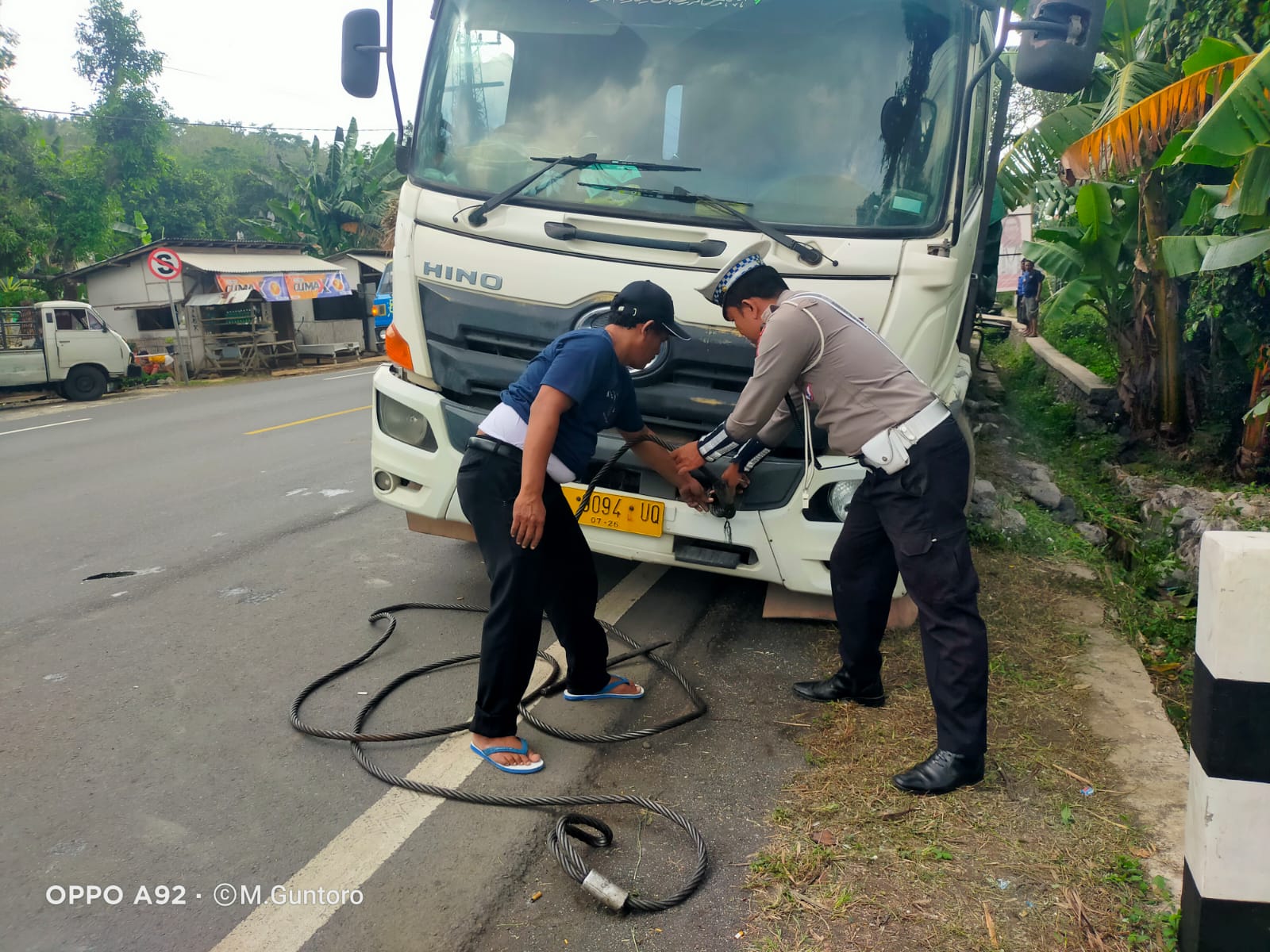 Satlantas Polres Lumajang Sigap Atasi Truk Trailer Mogok