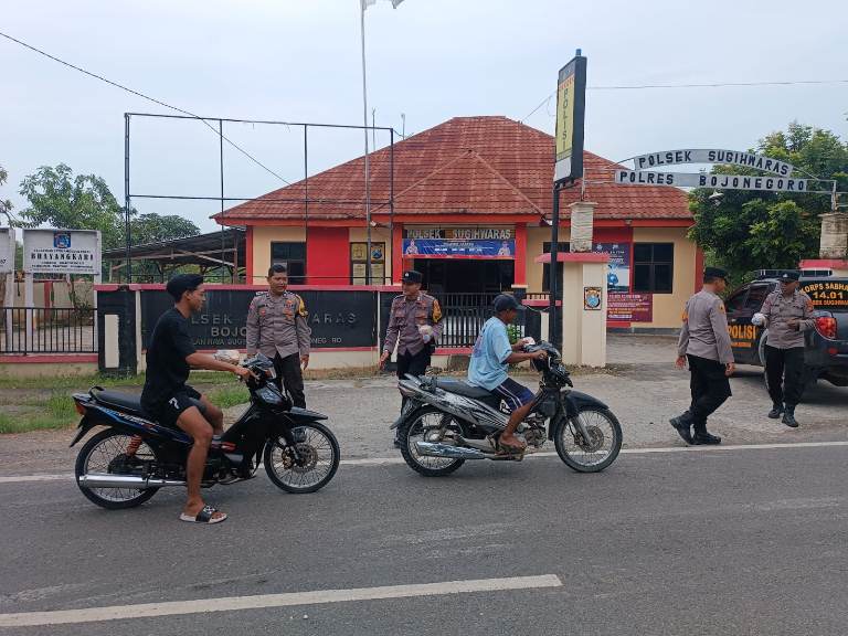 Polsek Sugihwaras Bagikan Takjil Gratis untuk Warga di Bulan Ramadan