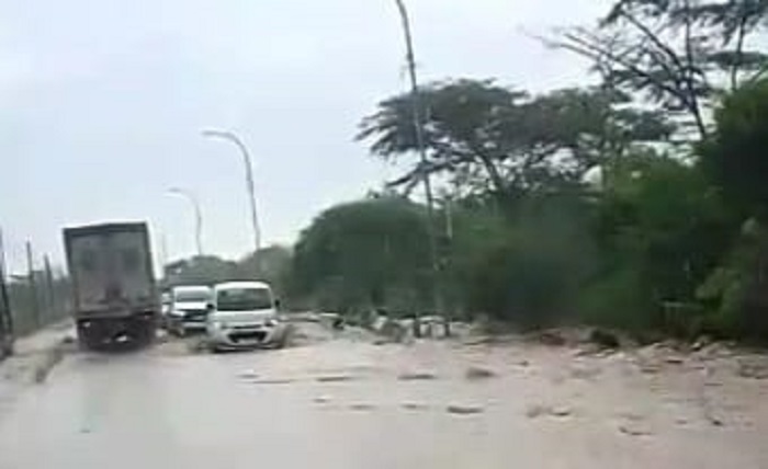 Hujan Deras Rendam Jalur Pantura Situbondo, Lalu Lintas Sempat Lumpuh