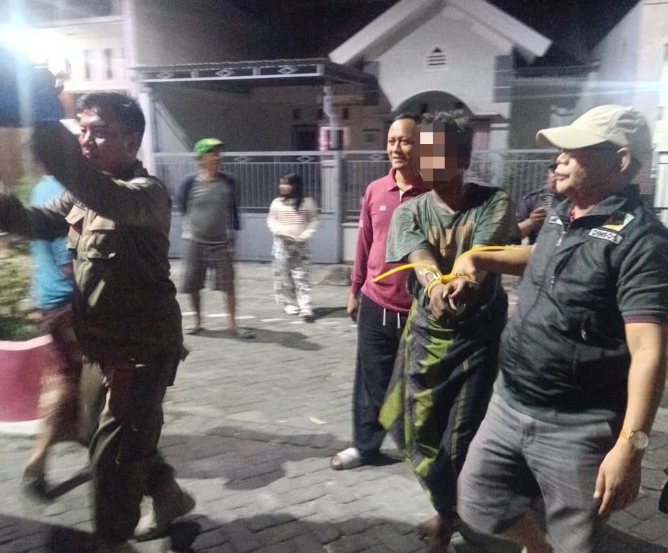 Ngamuk di Perumahan Kebomas, Pria ODGJ Dievakuasi Dinsos Gresik