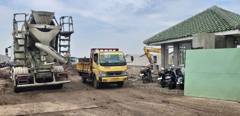 Jalan Berlumpur dan Licin, Pembangunan Pabrik Mainan di Ngawi Diprotes Warga