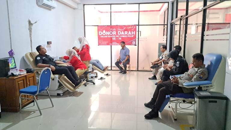 Polres Nganjuk Gelar Donor Darah Bareng Wartawan dan Masyarakat Sambut HUT Ke-74 Humas Polri 