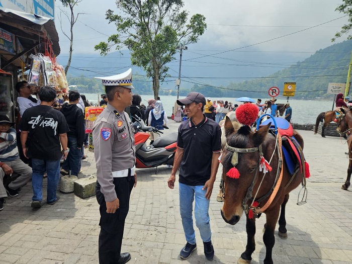Satlantas Polres Magetan Edukasi Pengunjung Telaga Sarangan pada Ops Zebra Semeru 2025