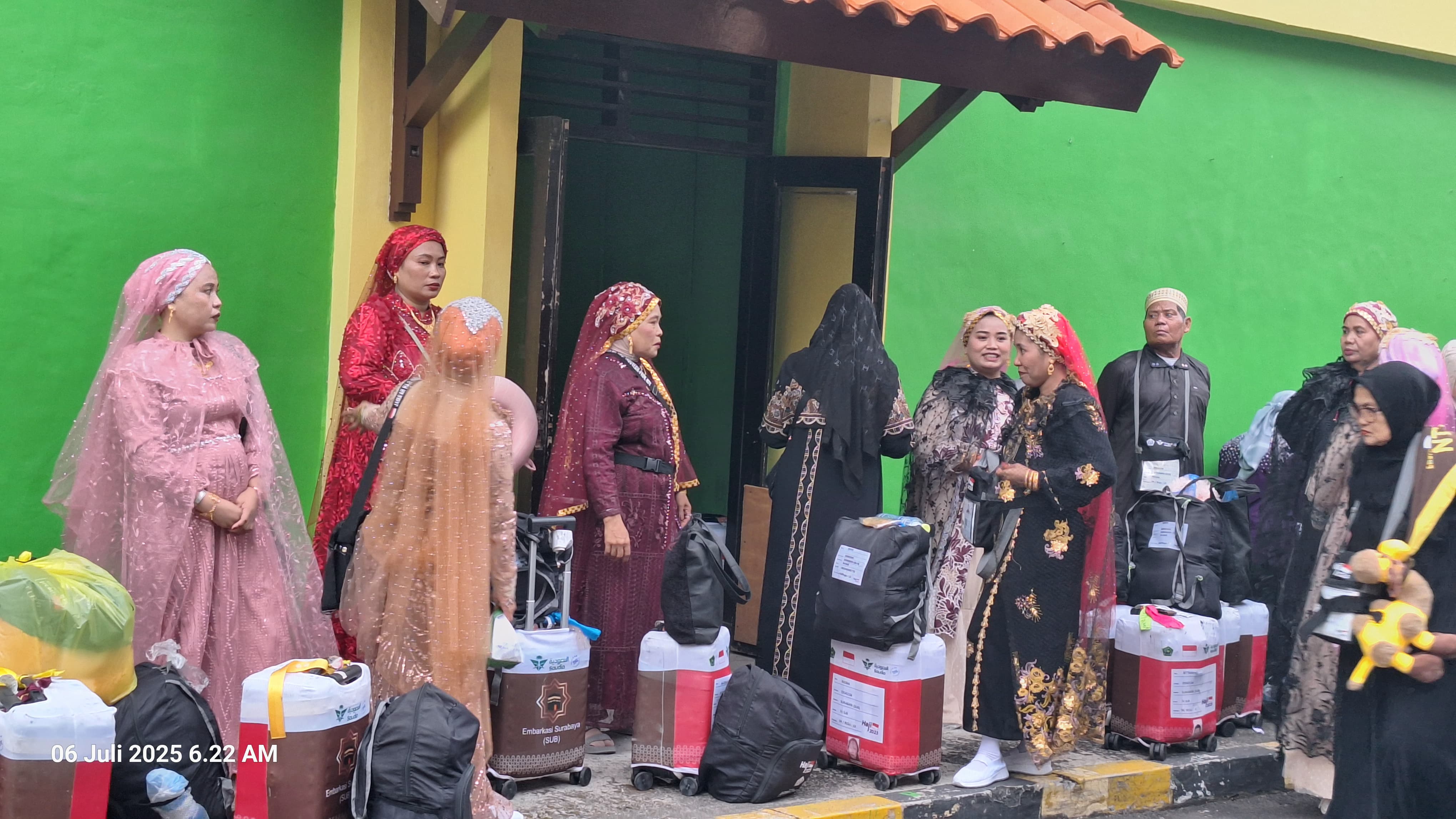 Tradisi Leluhur, Jemaah Haji NTT Berdandan Bak Raja dan Ratu Sepulang Berhaji