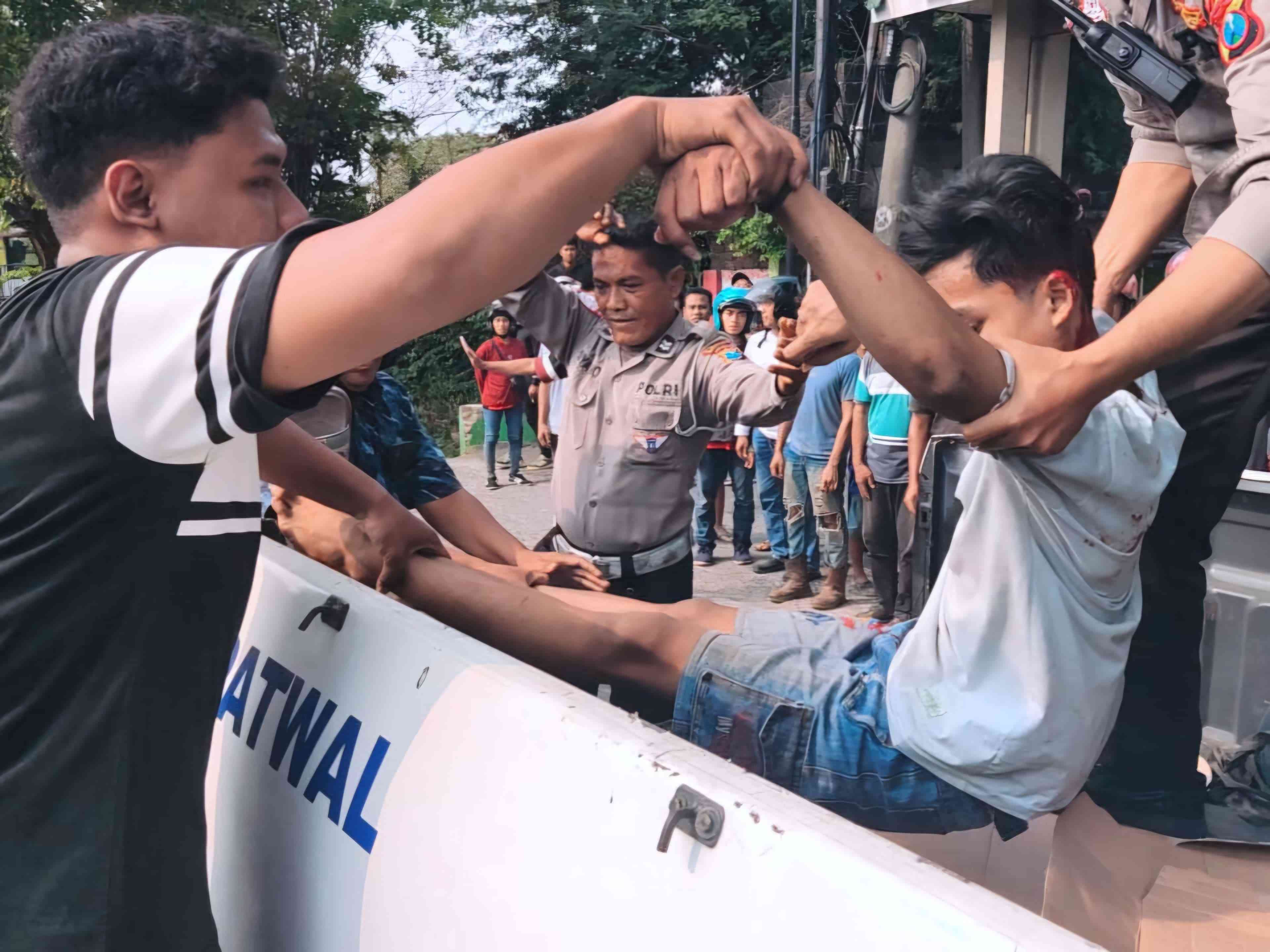 Tertangkap Usai Celaka, Dua Maling Gas LPG di Pasuruan Babak Belur Dihajar Massa