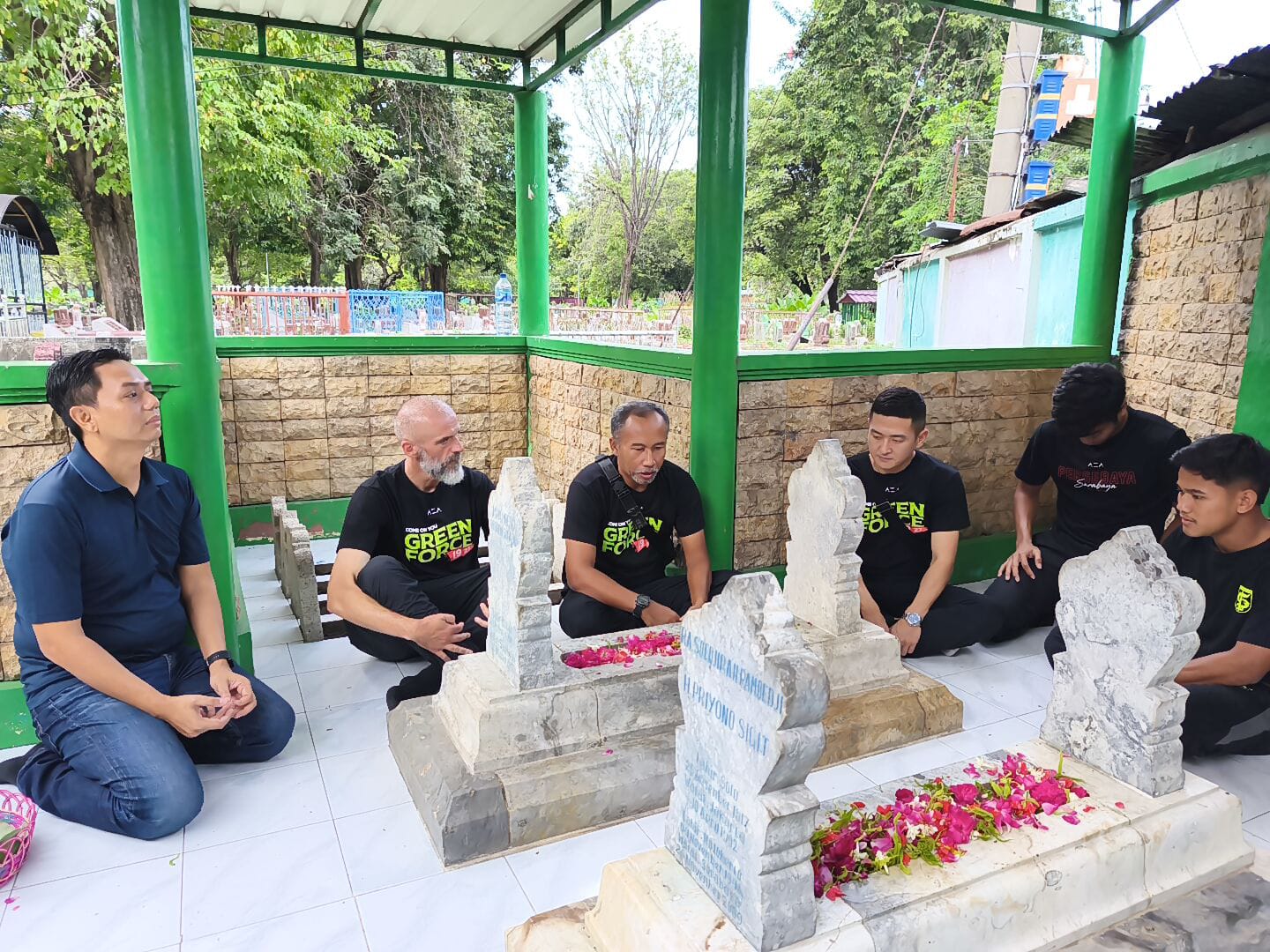 Jelang Ulang Tahun Ke-98, Pelatih dan Pemain Ziarah ke Makam Pendiri Persebaya