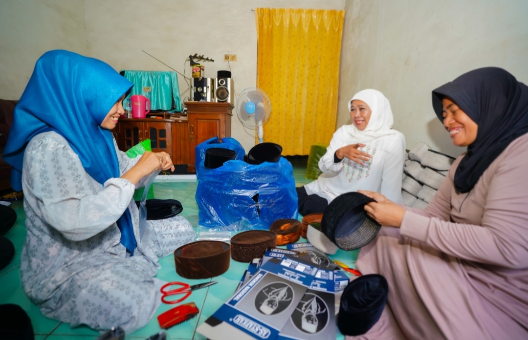 Khofifah Dorong Kampung Produksi Songkok di Gresik Jadi Desa Devisa, Bisa Tembus Pasar Global