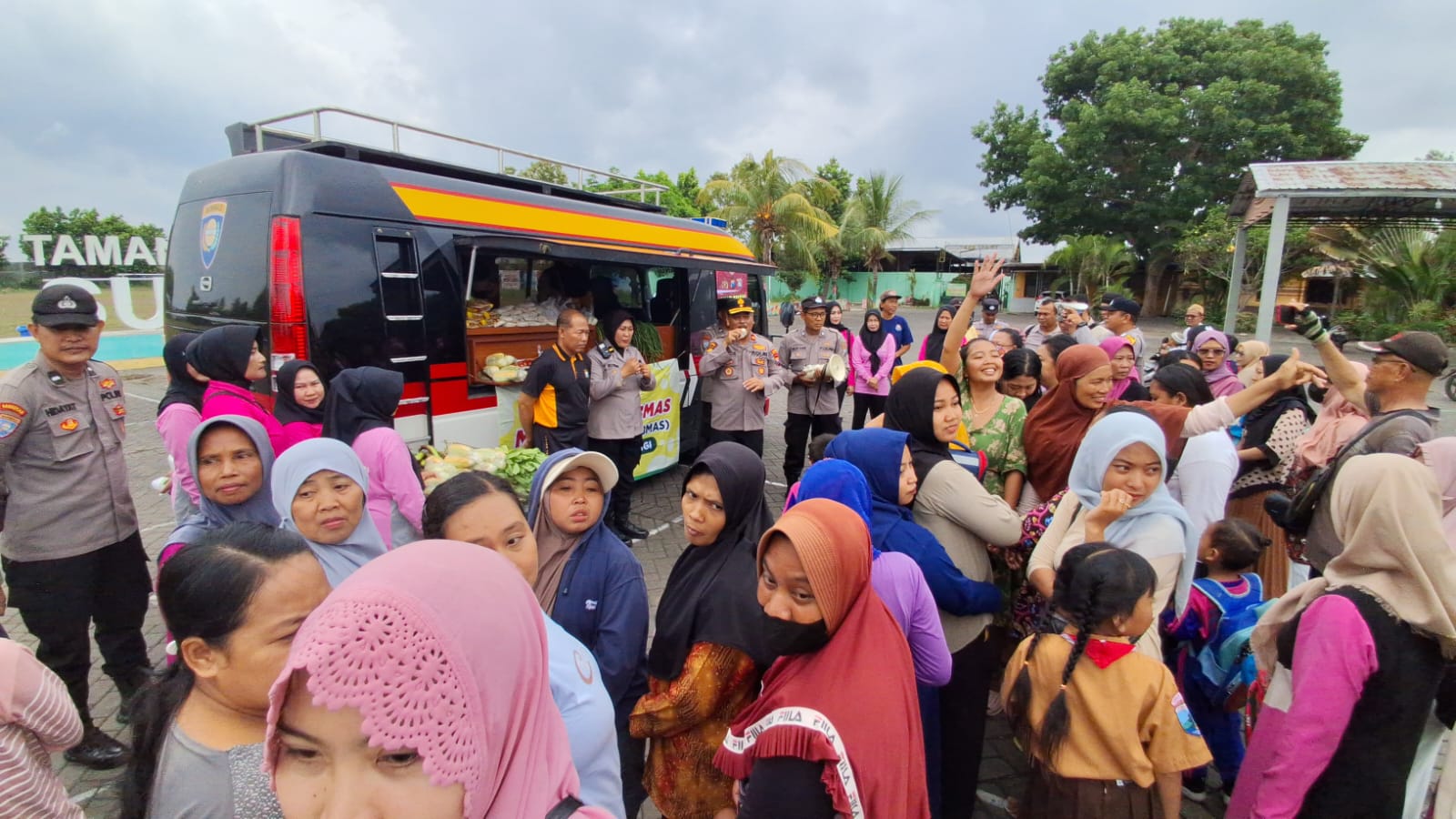 Gelorakan Mobil Sayur, Polresta Banyuwangi Berbagi ke Warga