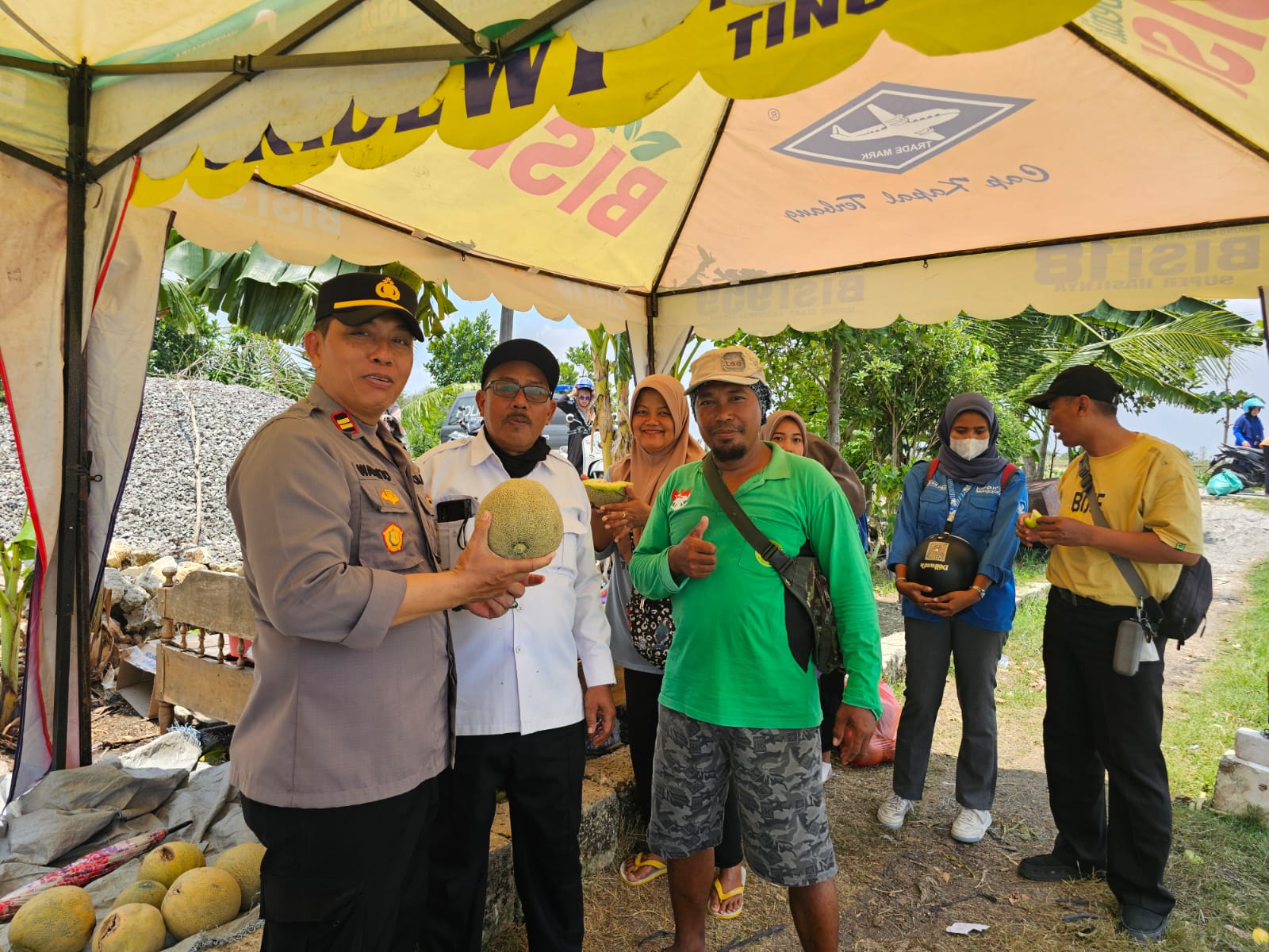 Dukung Pertumbuhan Ekonomi, Kapolsek Dander Sambang Petani Panen Melon