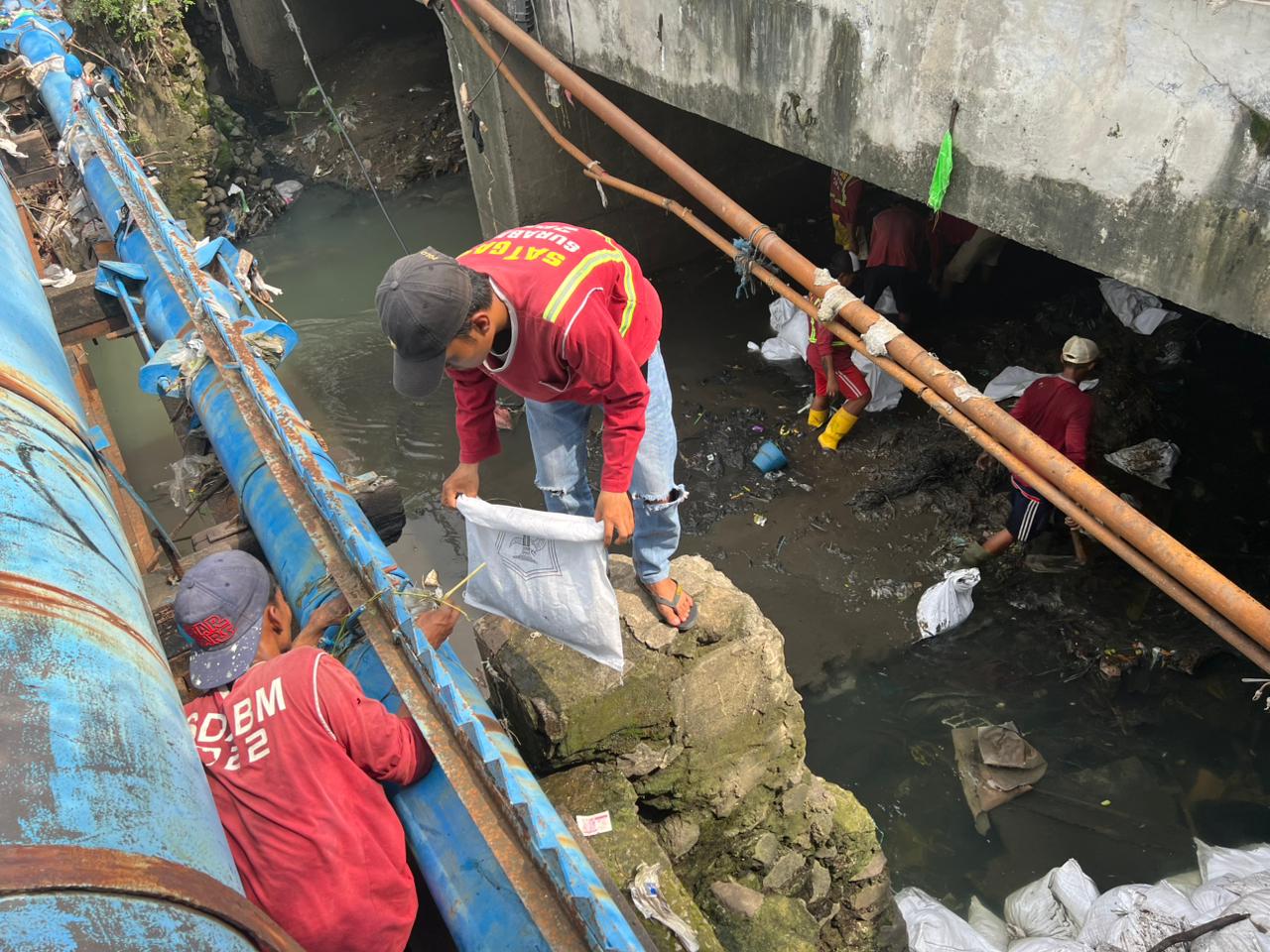 Atasi Banjir Simo, DSDABM Surabaya Terjunkan Satgas Normalisasi Sungai
