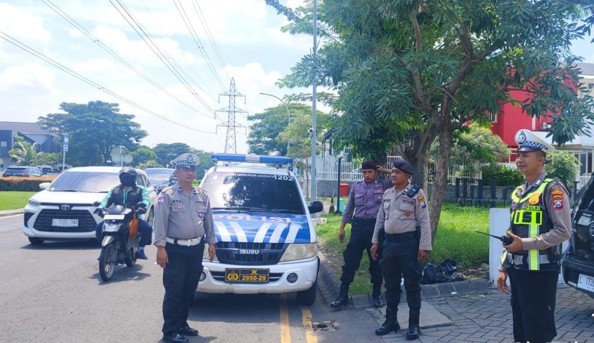 Tingkatkan Kewaspadaan Jelang Nataru, Polsek Lakarsantri Patroli Presisi di Area Komersial Citraland