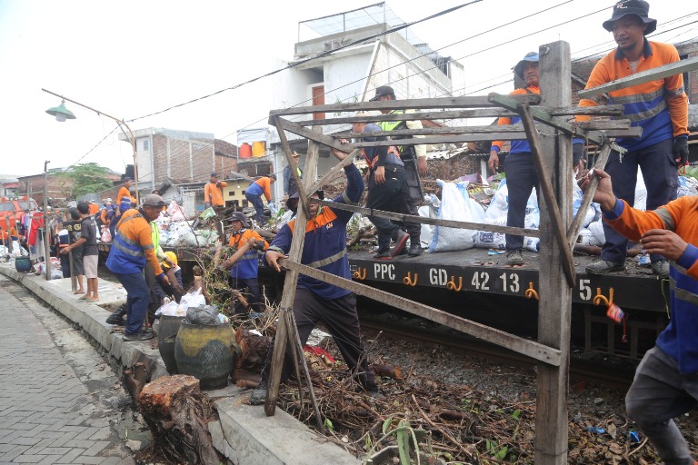 KAI Daop 8 Bersih Lintas Jalur KA Antara Sidotopo-Benteng