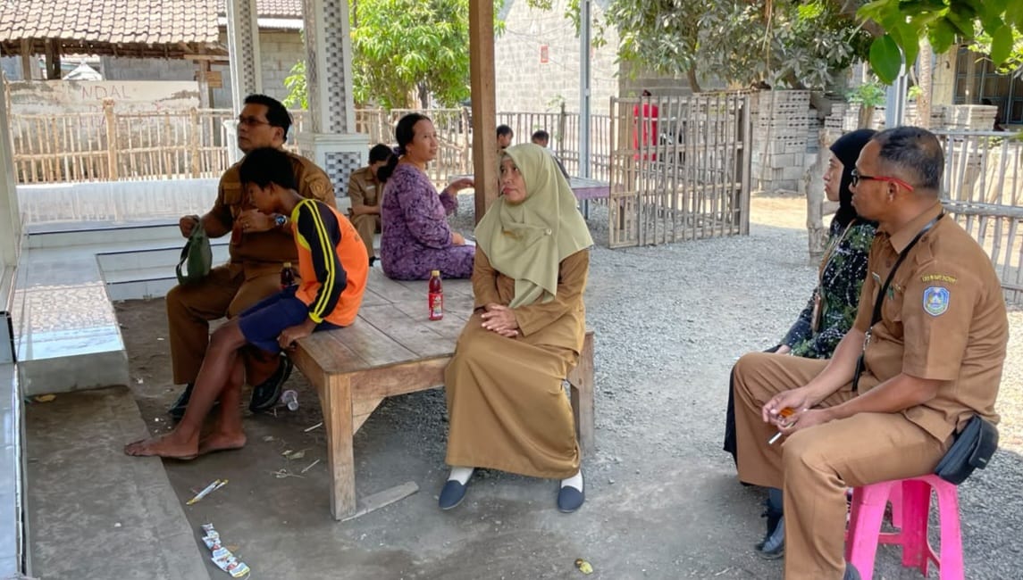 Siswa Putus Sekolah di Situbondo Dibujuk Camat dan Guru agar Kembali Belajar