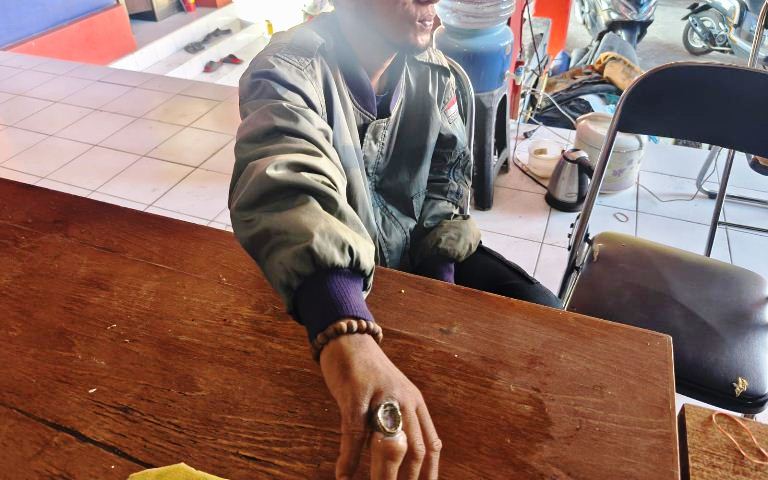 Jari Bengkak Parah Akibat Cincin Akik Nyangkut, Warga Datangi Damkar Gresik