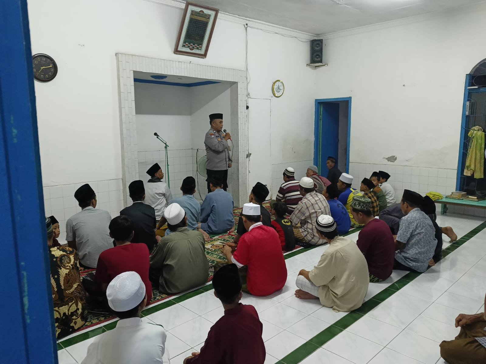Polsek Kenjeran Gelar Salat Tarawih Berjamaah dan Imbauan Kamtibmas di Bulan Ramadan