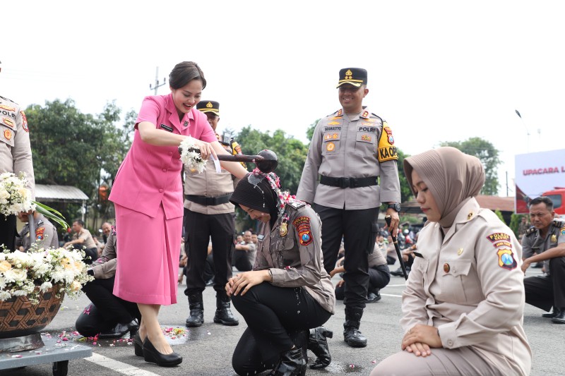 Akhir 2025, 99 Personel Polres Kediri Resmi Sandang Pangkat Baru