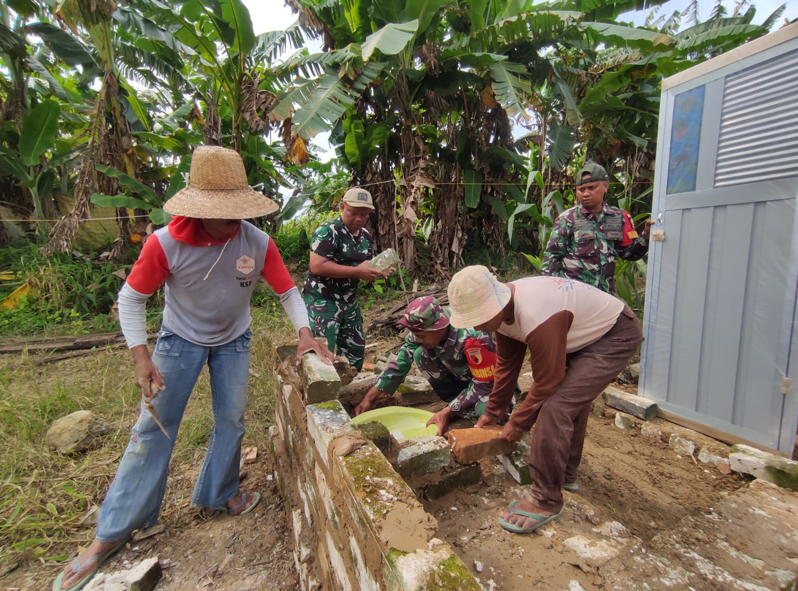 Satgas TMMD Ke-127 Kodim 0827/Sumenep Bersama Warga Bangun MCK di Desa Mandala