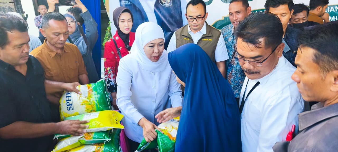 Ratusan Warga Serbu Pasar Murah Pemprov Jatim, Gubernur Khofifah Bantu Pendistribusian 