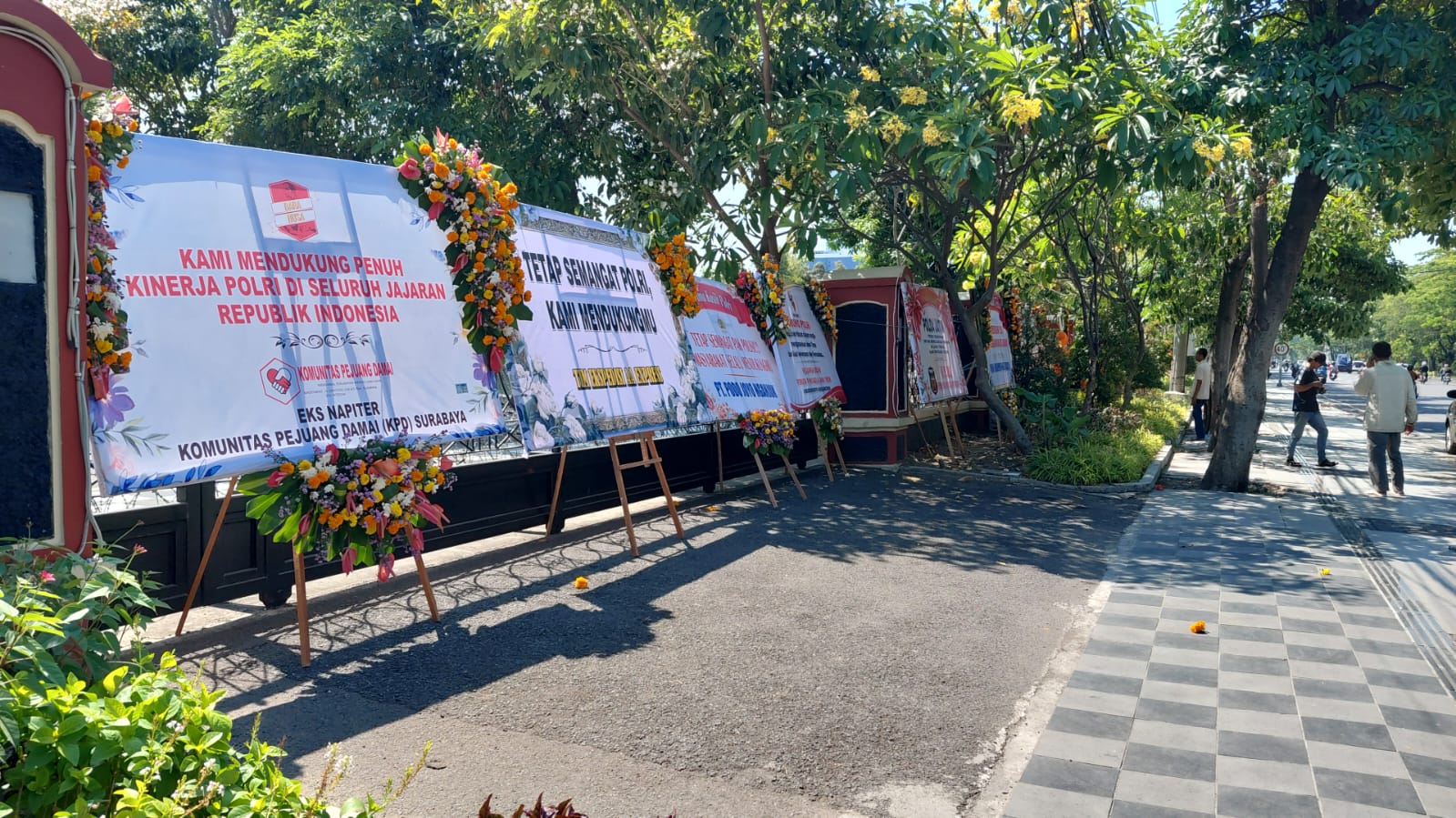 Mapolda Jatim Dipenuhi Karangan Bunga Bentuk Dukungan untuk Polri