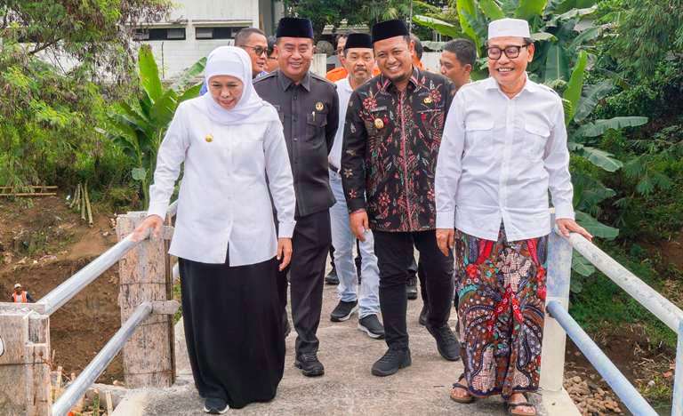 Rekonstruksi Jembatan Penghubung Pesantren Zainul Hasan Genggong Tuntas Agustus