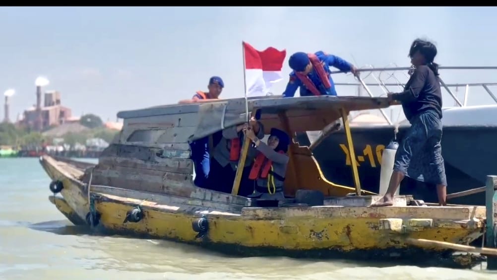 Semarak HUT ke-81 RI, Satpolairud Polres Gresik Pasang Bendera Merah Putih di Perahu Nelayan