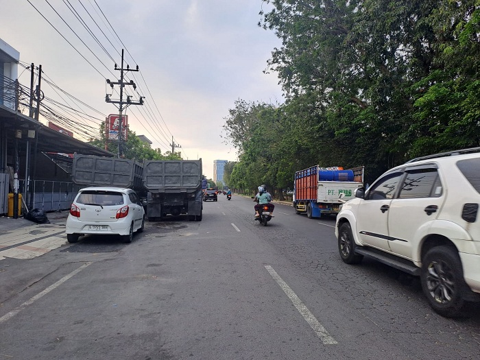 Parkir Liar di Jalan Perak Barat Surabaya Rusak Jalur Pedestrian